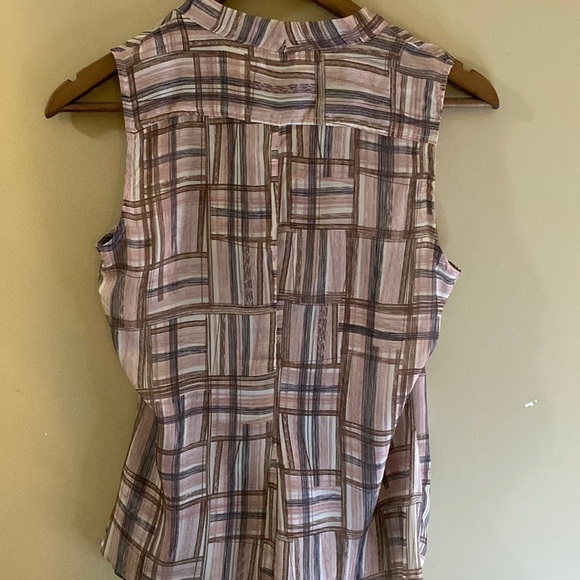 GAP Silk like sleeveless blouse. Pink grey tan print. - Picture 5 of 7